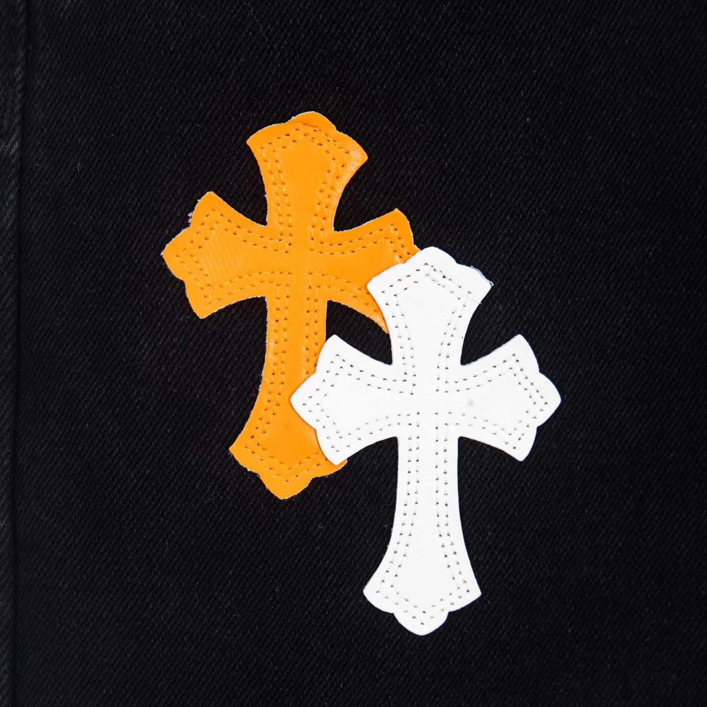 P260 Chrome Hearts Black Pants Sanskrit Yellow and White Patch Leather Jeans CH jeans need to be washed before being dismantled and then hand-stitched with sheepskin cross leather and then spliced ​​together. The whole piece has too many craftsmanship to explain. The patches are decorated with cross patterns and the high-waisted washed jeans! ! Absolutely high-end luxury products, god-level single products and super popular products, made with top heavy industry, a must-see magic weapon. Customized hardware. The fabric is thick and soft after washing. It has good breathability. Customized small leather label. Unique design. The details are simple and elegant, and the workmanship is exquisite. The entire trousers are neatly routed and the details are in place! It’s so cool that both men and women can easily control the genderless trend! Style number: 1874# Color: black Size: 28 30 32 34